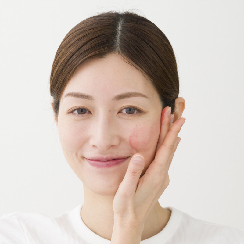 セラムを取り、両頬になじませる